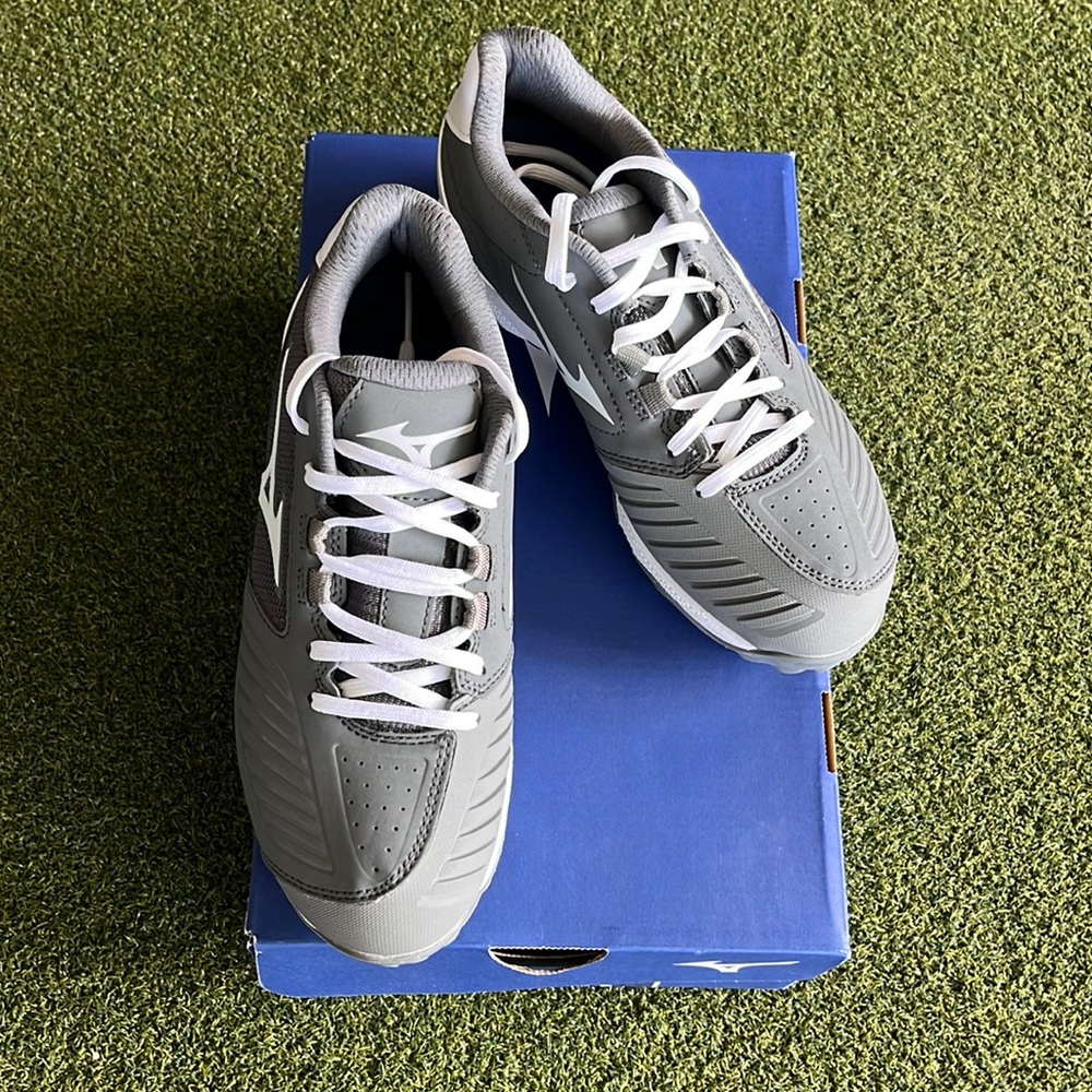 New in box Mizuno US women’s 6 gray 9 Spike Swift softball shoe